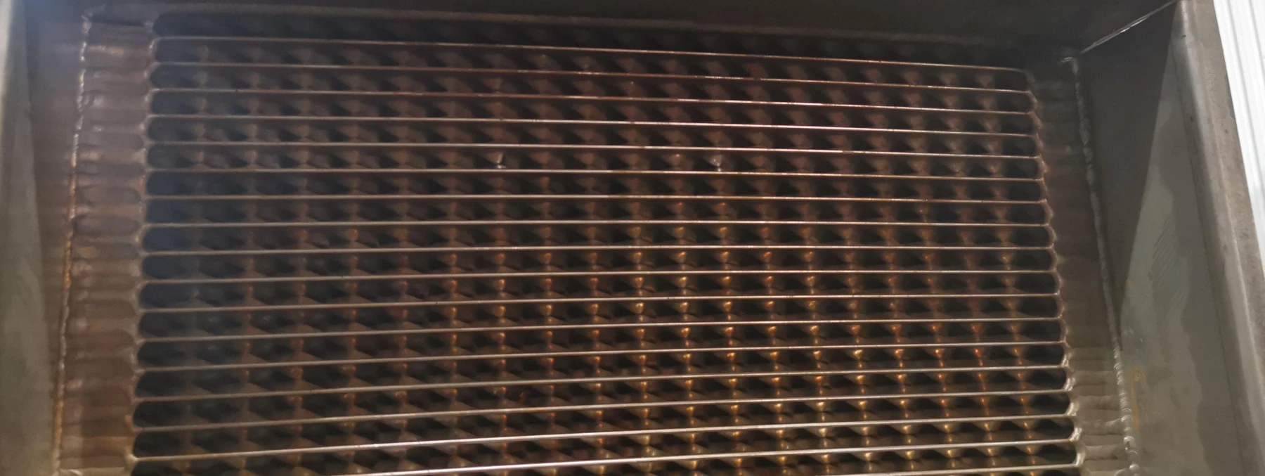Open channels at the edge of the welded core